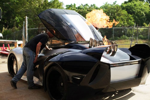 La voiture lance flamme