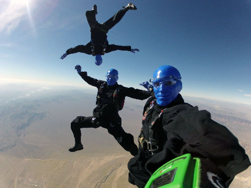 Blue Man Group au dessus du Grand canyon